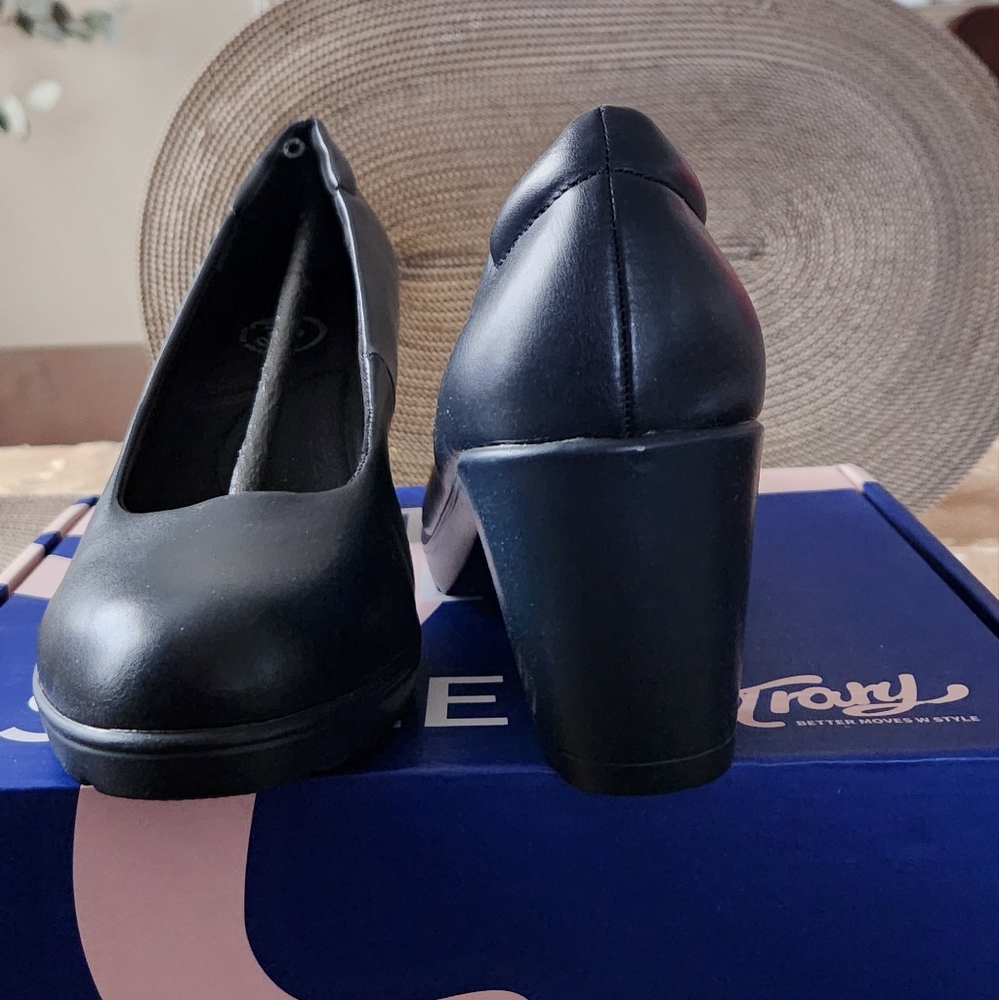 Elegant Navy Blue Heels with Round Pointed Toe Design
